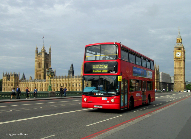 Vedere Londra in 5 giorni, House of Parliament, Big Ben e autobus a due piani londinese.