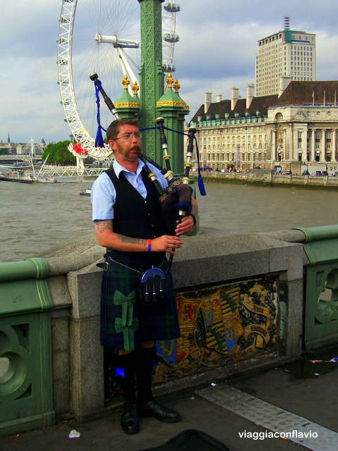 Cosa vedere a Londra in 5 giorni. I suonatori di cornamuse sul Ponte di Westminster.