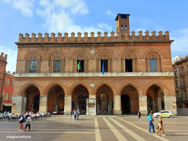 Cosa vedere a Cremona in un giorno: Itinerario a piedi e Mappa. Palazzo del Comune.