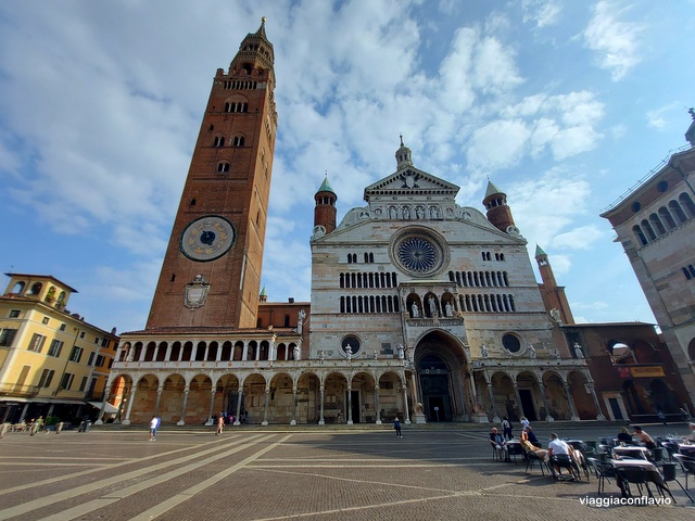 Cosa vedere a Cremona in un giorno: Itinerario a piedi e Mappa. Piazza del Comune. Duomo di Cremona e Torrazzo.