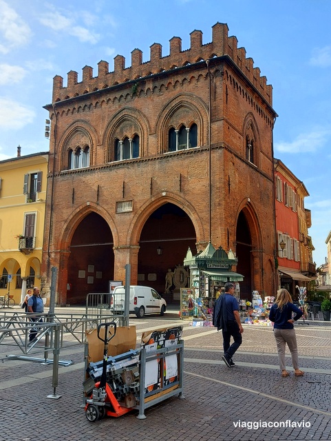 Cosa vedere a Cremona in un giorno: Itinerario e Mappa. Loggia dei Militi.