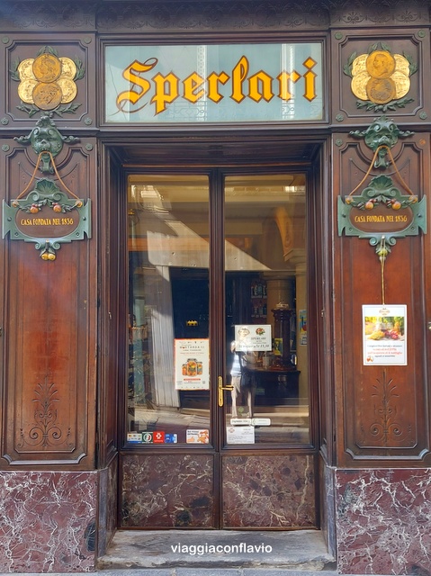 Visitare Cremona a piedi: itinerario e Mappa. Negozzio Storico Sperlari.