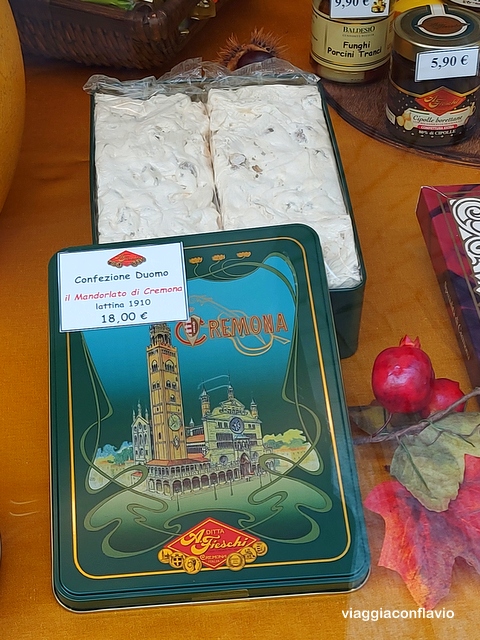 Cosa fare a Cremona in un giorno: Itinerario e Mappa. Negozio Sperlari.