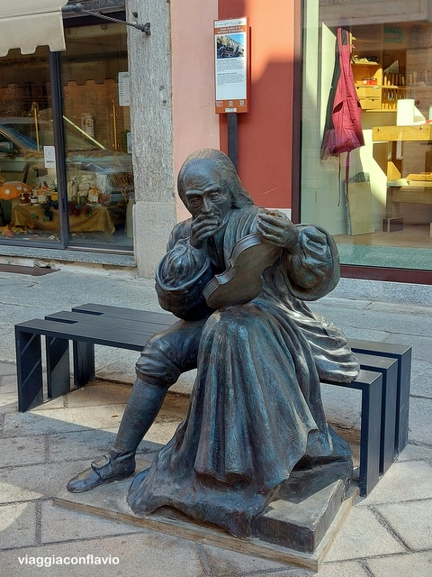 Visitare Cremona a piedi: itinerario e Mappa. Casa nuziale di Stradivari.