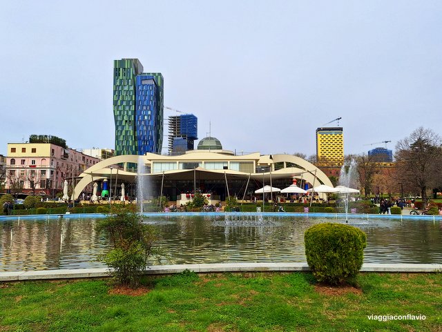 Cosa vedere a Tirana in 3 giorni. Park Rinia “Tajvani”. Taiwan Center.