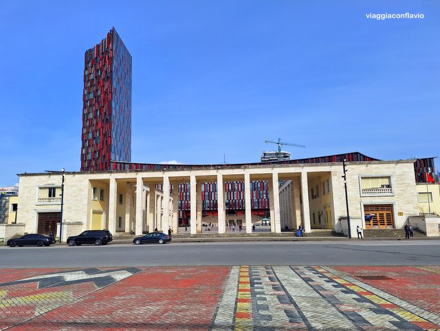 Cosa vedere a Tirana in 3 giorni. Piazza Madre Teresa (Sheshi Nënë Tereza). Stadio Arena Nazionale (Arena Kombëtare Shqiptare e Futbollit).