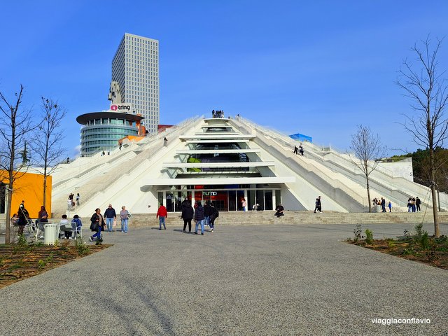 Cosa vedere a Tirana in 3 giorni. Piramide di Tirana.