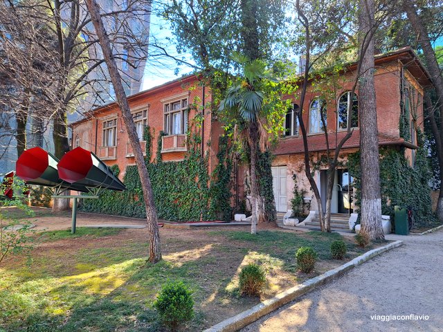 Cosa vedere a Tirana in 3 giorni. Museo della Case delle Foglie.