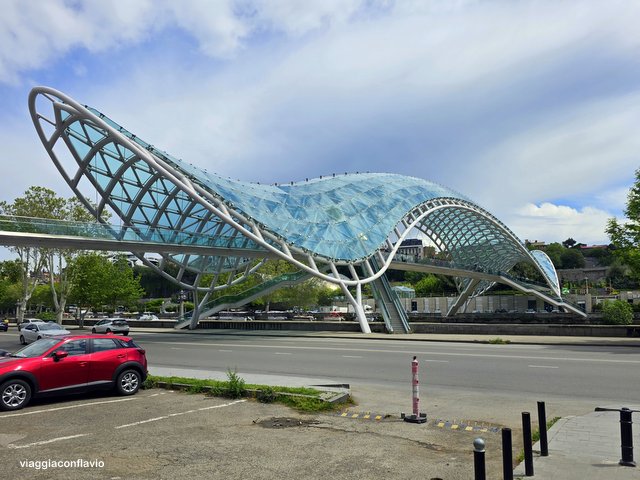Cosa vedere a Tbilisi in 3 giorni. Ponte della Pace.