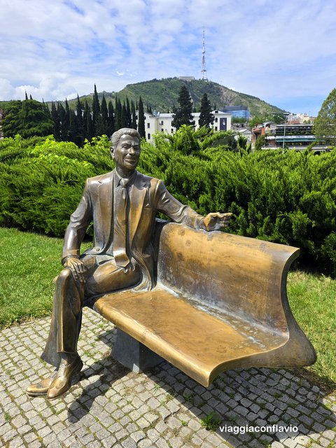 Cosa vedere a Tbilisi in 3 giorni. Statua di Ronal Reagan. Parco Rhike.